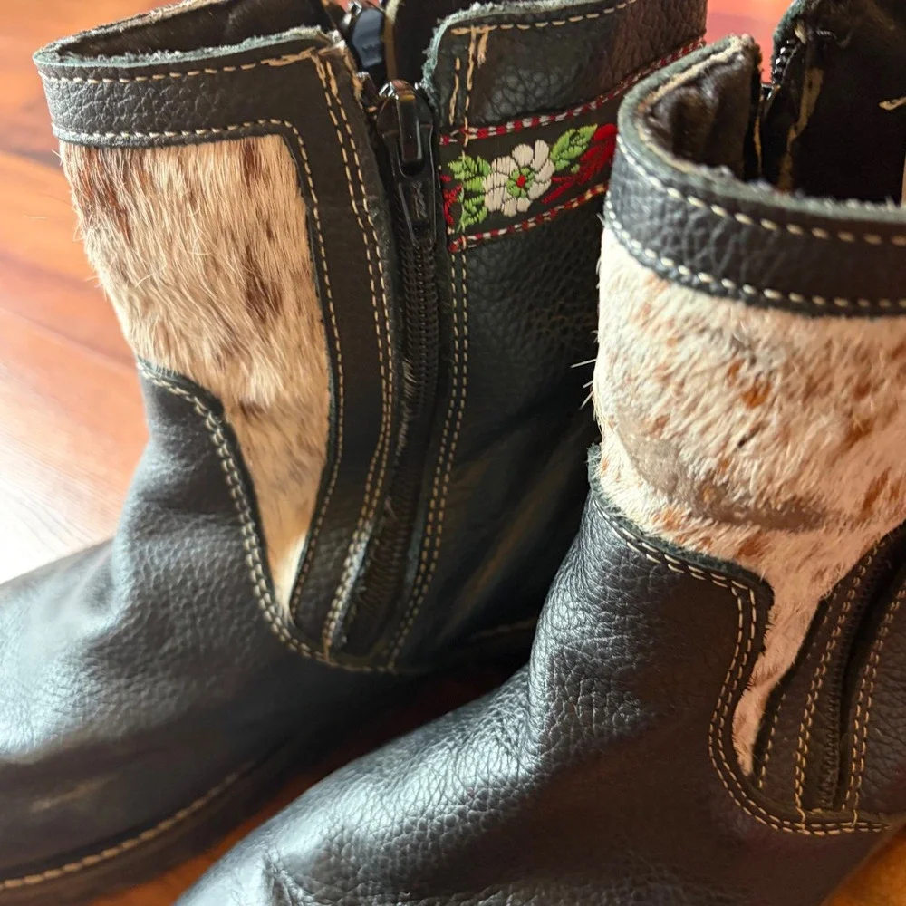 Martino Canada Black Leather Cowhide Fur Floral‎ Embroidered Ankle Boots 7.5